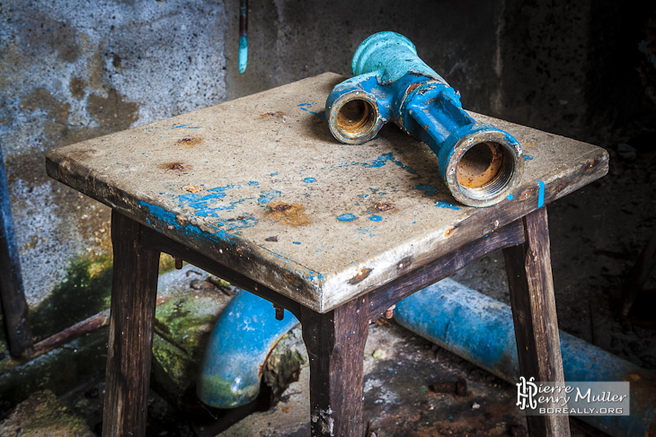 Conduite Rouillée sur un tabouret à l'usine Pierre Laulhère