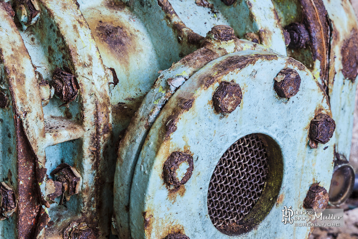 Détail de rouille sur un moteur à l'usine Pierre Laulhère