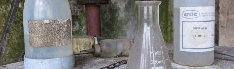 ...Divers éléments pour un laboratoire chimie dans l’usine Béatex....