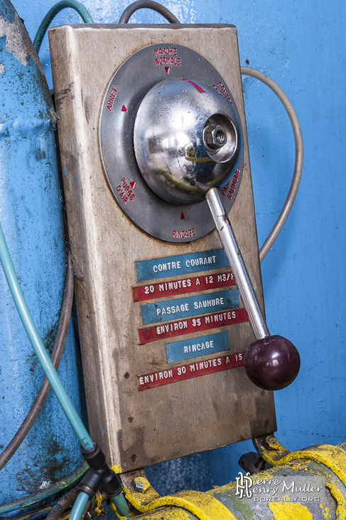 Manette de commande à l'usine Pierre Laulhère