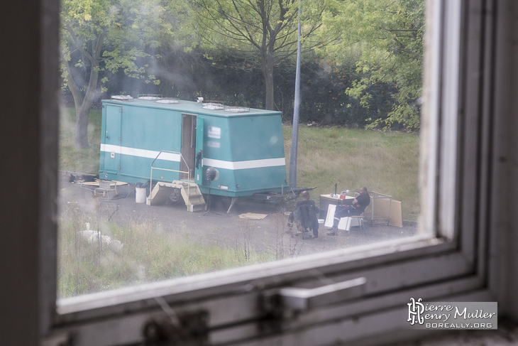 Agents de sécurité et chien à leur poste