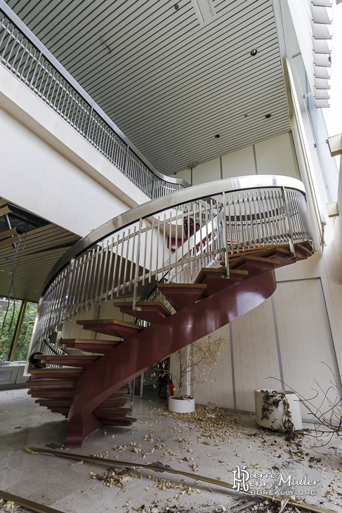 Escalier en colimaçon à l'accueil de l'usine