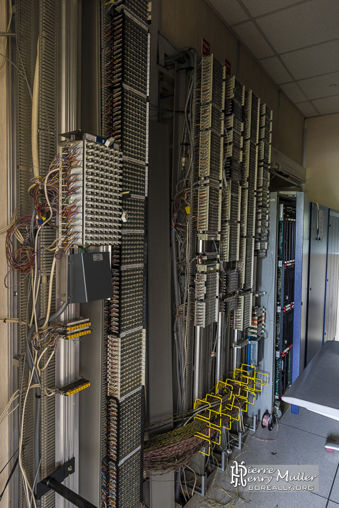 Salle d'arrivée télécom à l'usine LU