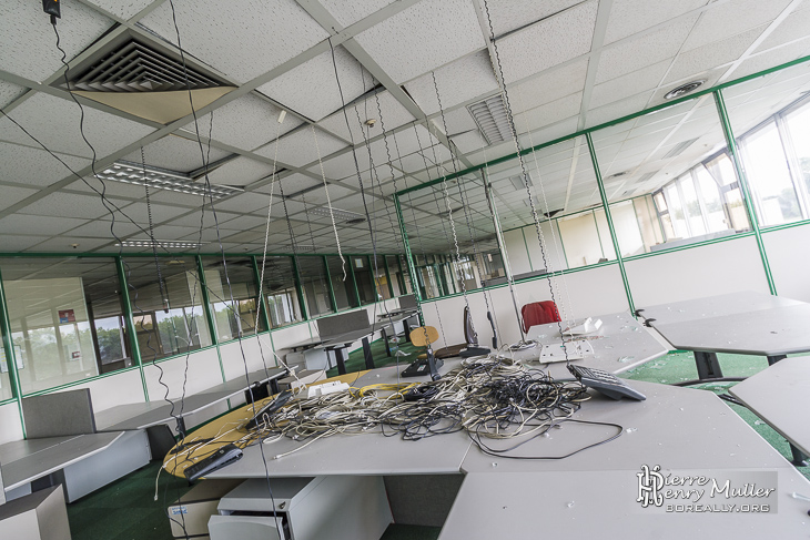 Salle des téléphones pendus dans les bureaux