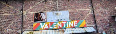 ...Entrée de l’usine Valentine à Houilles en TTHDR....