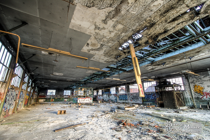 Etage dévasté dans la friche industrielle Valentine