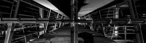 ...Étagères de stockage dans les sous-sols de la friche Valentine en noir et blanc....