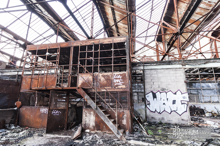 Poste de contrôle de l'usine rouillé et incendié de l'usine Valentine