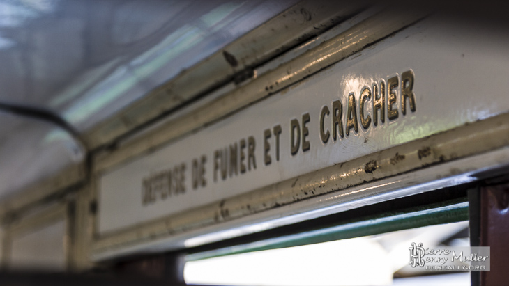 Défense de fumer et cracher dans la rame du métro