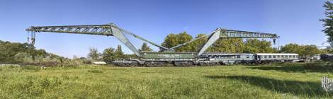...Surnomm&eacute; le Diplodocus pour son analogie avec le coup et la queue du dinosaure, cette grue ferroviaire de l&rsquo;arm&eacute;e fran&ccedil;aise d&eacute;pendait de l&rsquo;ancien 5&egrave;me r&eacute;giment du g&eacute;nie de Versailles....