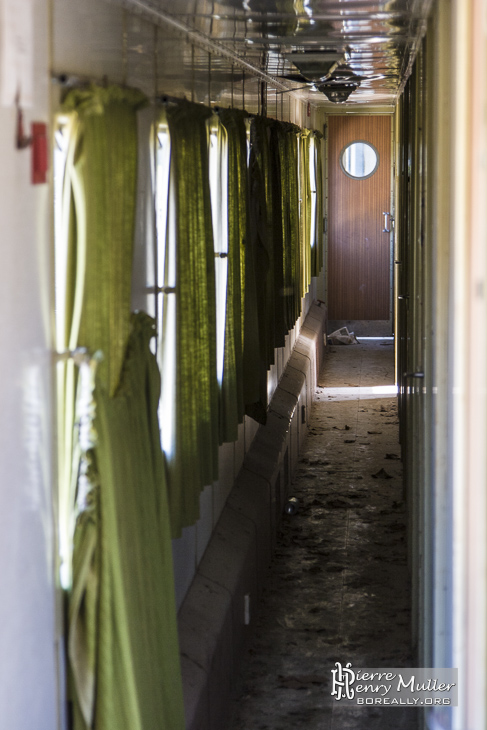 Intérieur d'une voiture ferroviaire abandonné