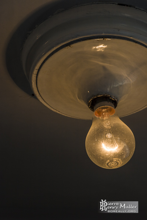 Lampe à filament d'une rame du métro Sprague Thomson.