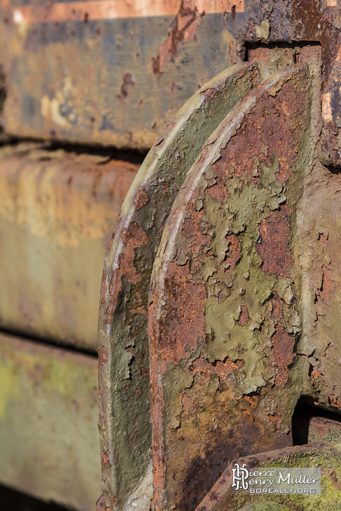 Peinture écaillée sur un châssis de wagon.