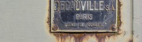 ...Plaque rouill&eacute;e soci&eacute;t&eacute; D&eacute;cauville SA Paris...