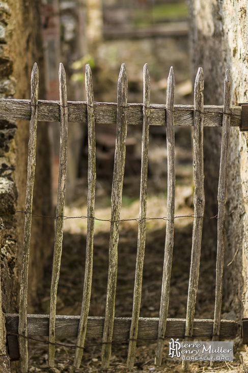 Barrière en bois dans une maison en ruine