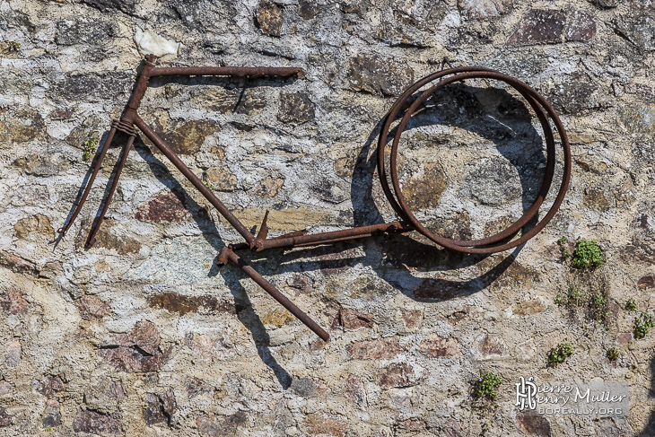 Cadre de vélo rouillé accroché à un mur