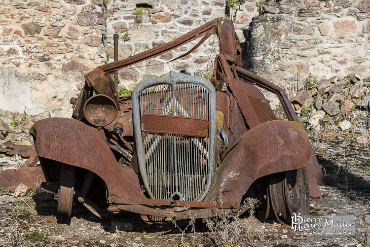 Epave de Citroen traction à Oradour