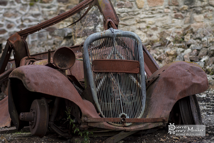 Epave d'une Citroen traction au village d'Oradour