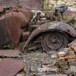 Epave de voiture rouillée dans le village