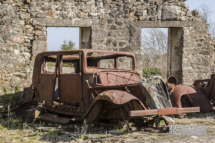 Epave de voiture de la seconde guerre mondiale