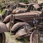 Epaves de voitures rangées côte à côte dans le village en ruine