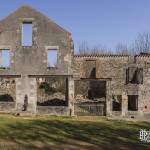 Façade d'une ruine de maison à Oradour