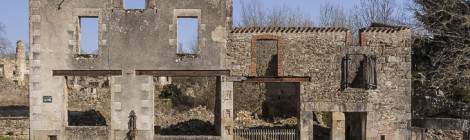 ...Façade d’une ruine de maison à Oradour...