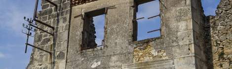 ...Façade en ruine de maison à Oradour sur Glane...