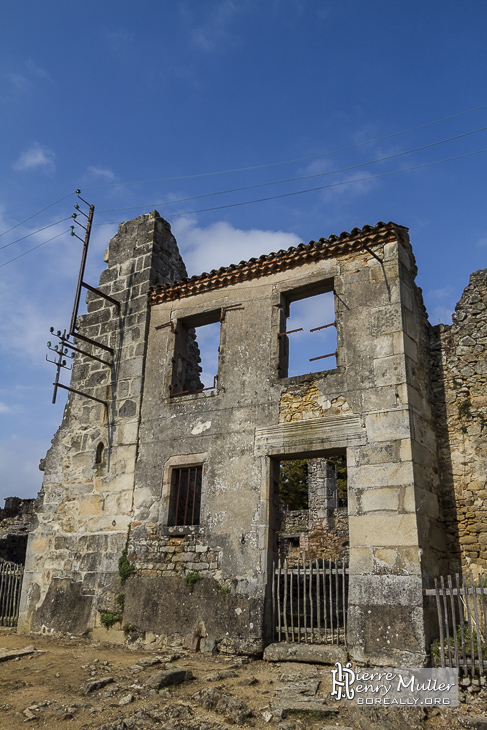 Façade en ruine de maison à Oradour sur Glane