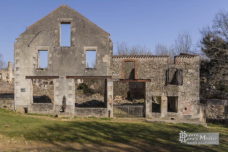 Façade d'une ruine de maison à Oradour
