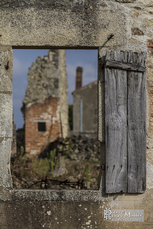 Fenêtre sur les ruines du village