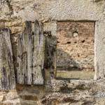 Fenêtre et vieux volet en bois d'une maison en ruine