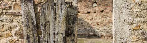 ...Fenêtre et vieux volet en bois d’une maison en ruine...