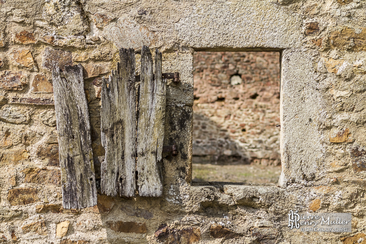 Fenêtre et vieux volet en bois d'une maison en ruine