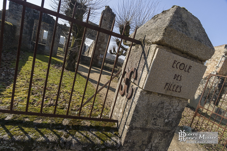 Fronton de l'école des filles d'Oradour sur Glane