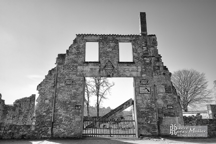 Garage automobile d'Oradour en noir et blanc