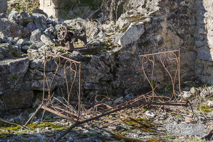 Lit métalique dans une maison en ruine