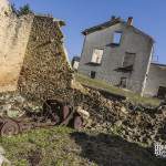 Maison en ruine et épave de voiture