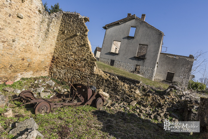 Maison en ruine et épave de voiture