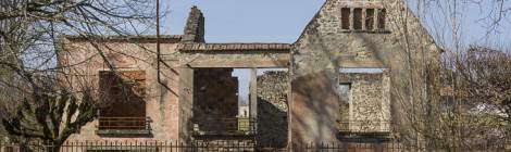...Maison en ruine dans le village d’Oradour sur Glane...