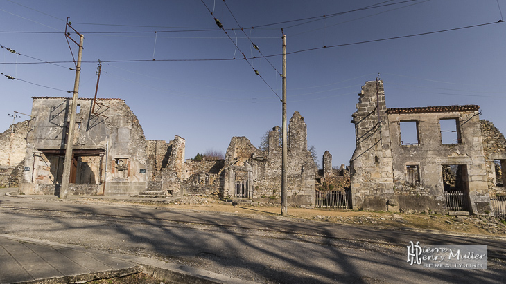 Maisons en ruine du village martyr