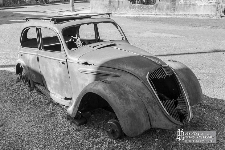 Peugeot 202 du médecin d'Oradour sur Glane