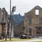 Place du village d'Oradour avec la voiture du médecin