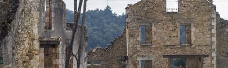 ...Place du village d&rsquo;Oradour avec la voiture, une Peugeot 202, du m&eacute;decin...