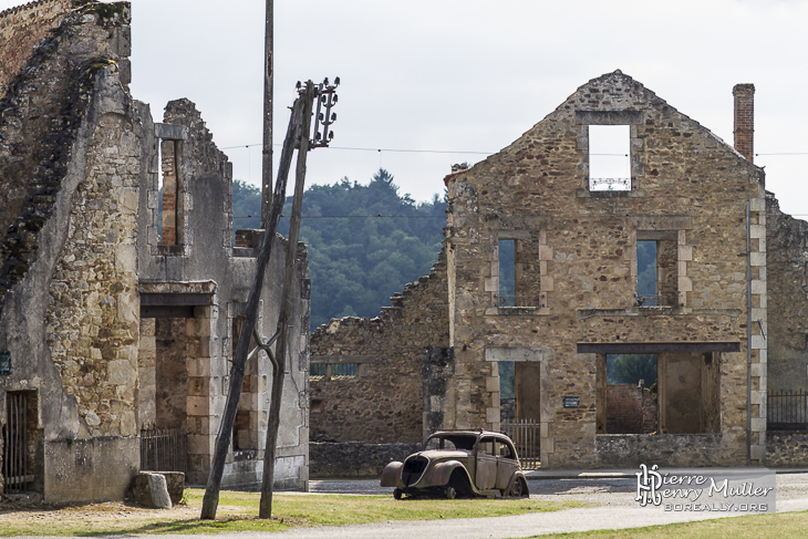 Place du village d'Oradour avec la voiture du médecin