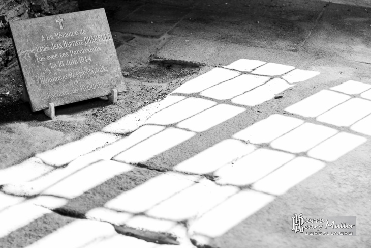 Plaque commémorative pour l'abbé d'Oradour