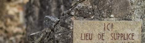 ...Plaque lieu de supplice à Oradour sur Glane avec le message : Ici lieu de supplice un groupe d’hommes fut massacré et brulé par les nazis, recueillez-vous...
