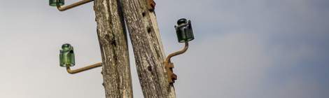 ...Poteau &eacute;lectrique en bois avec isolateurs en verre...