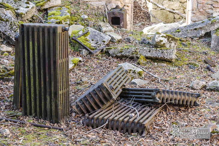 Radiateurs en fonte dans une maison en ruine