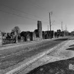 Rue principale d'Oradour sur Glane en noir et blanc